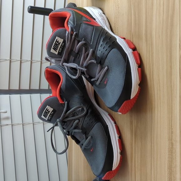 Nike AIR 1 TR Training shoes grey and red size 10.5 - Picture 2 of 5
